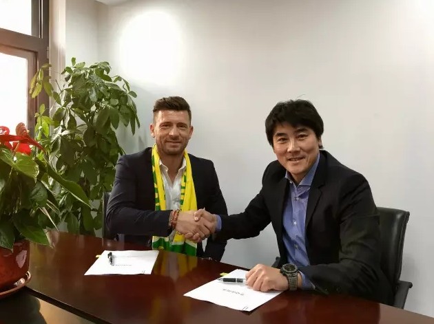 今个，啥情况啊？骆风棠突然往前一站，阻断了沐子川落在她身上的视线。
